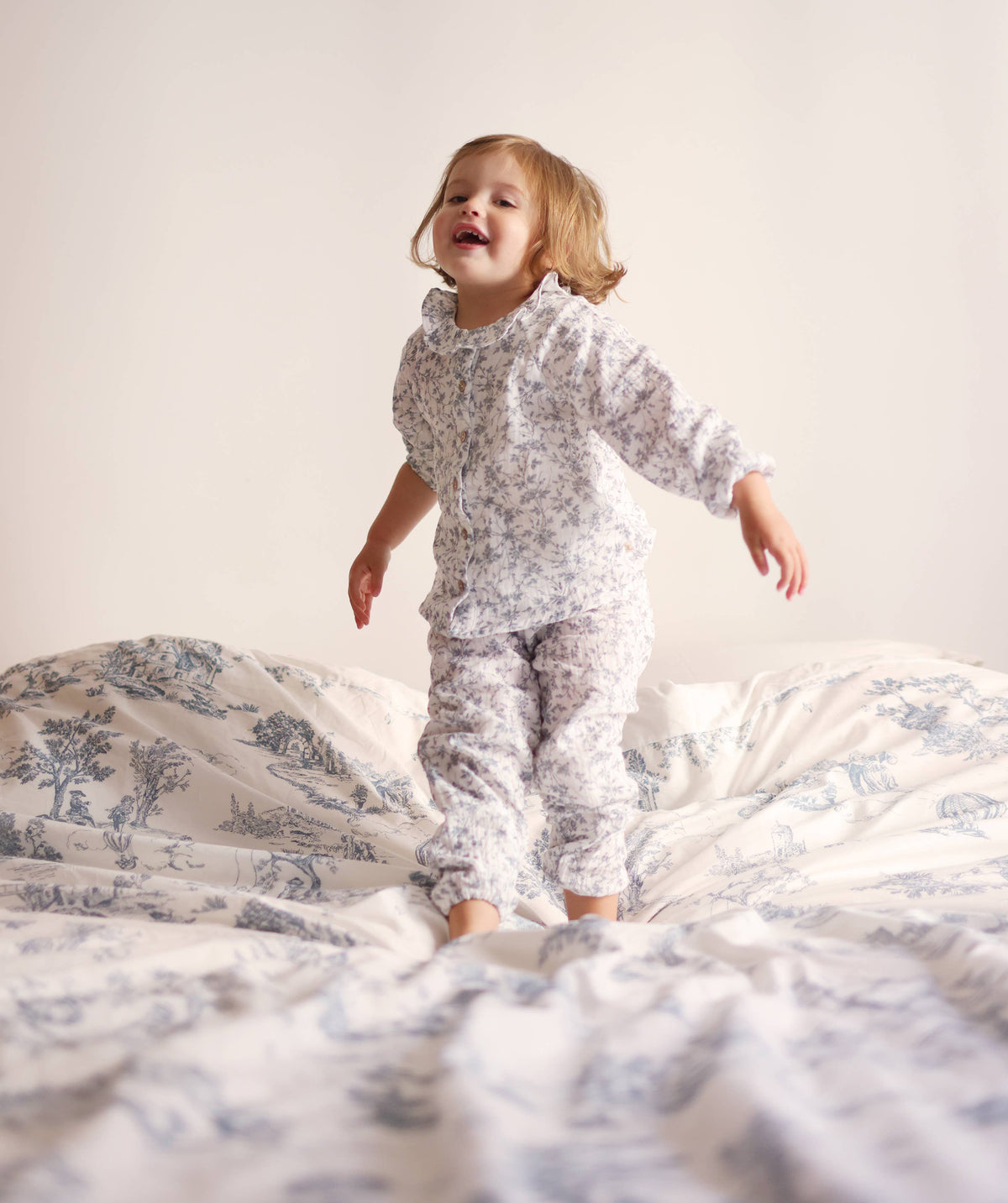 Lioness pajamas with foliage